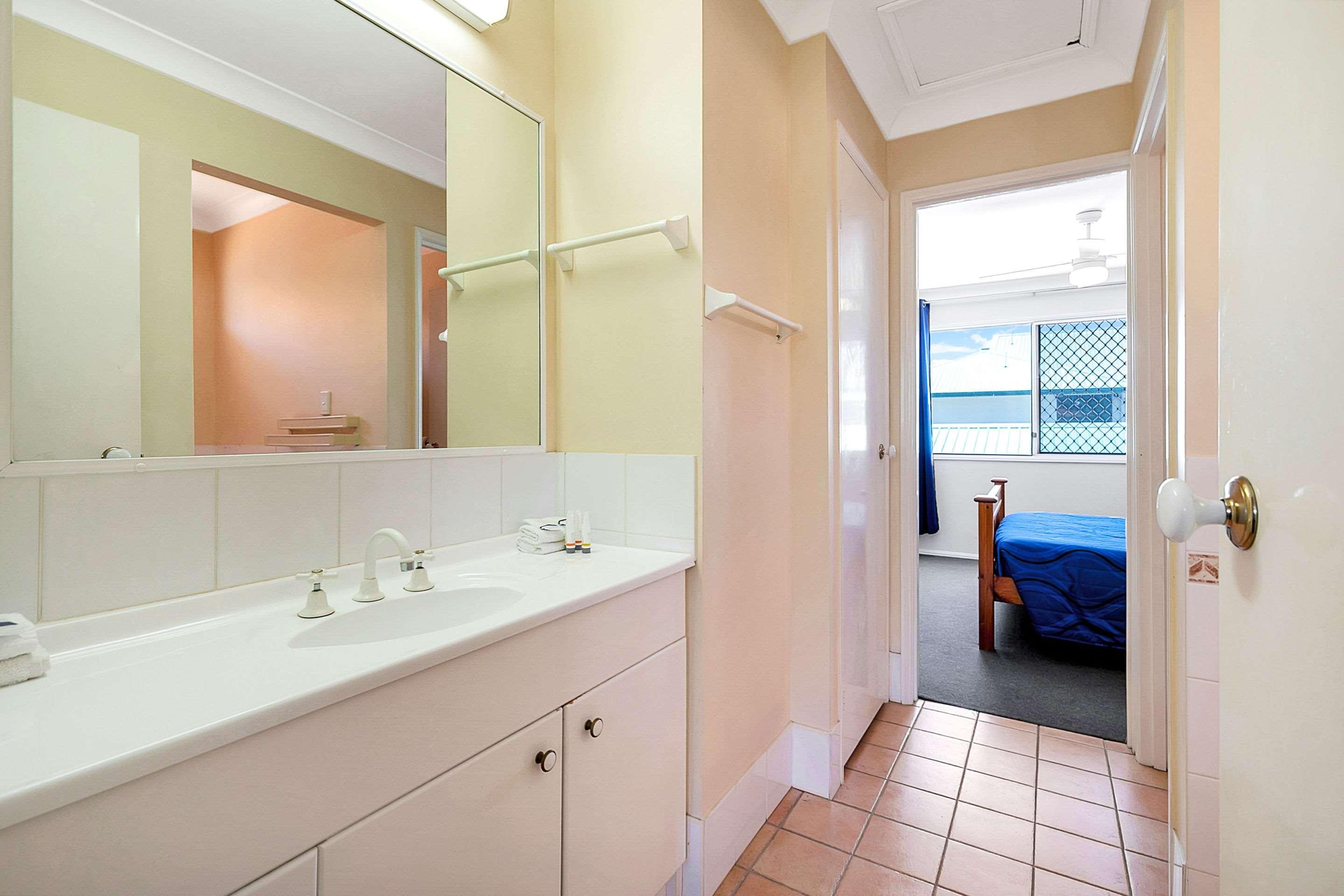 Comfort Hotel Pacific Кливланд Екстериор снимка