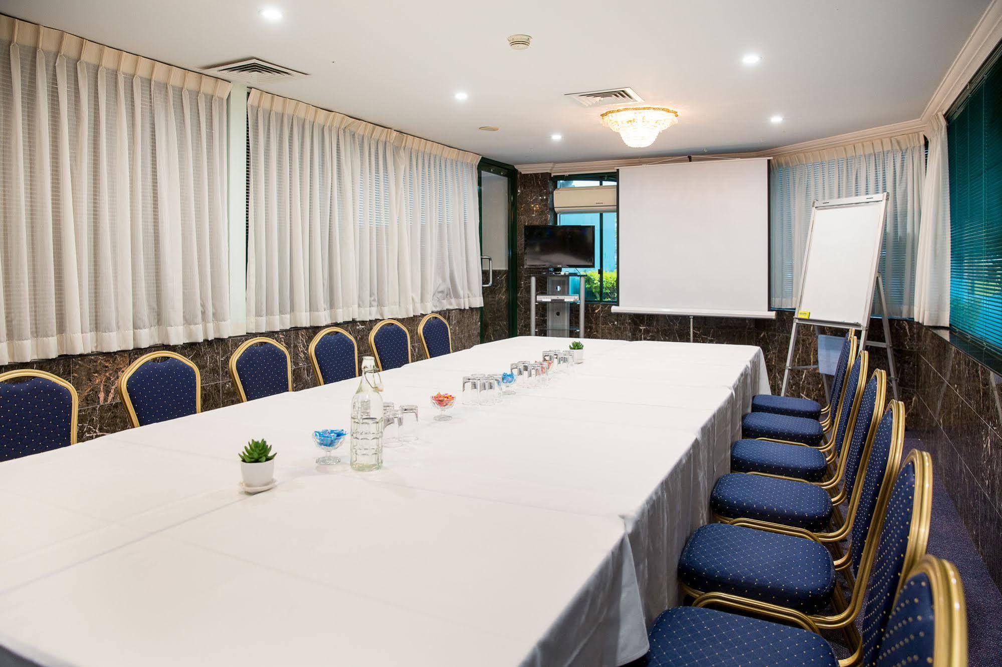 Comfort Hotel Pacific Кливланд Екстериор снимка